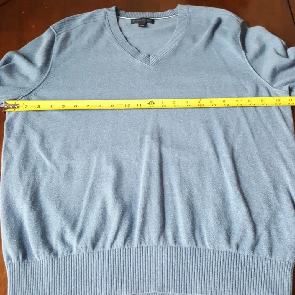 07:08 - Banana Republic V-neck Sweater